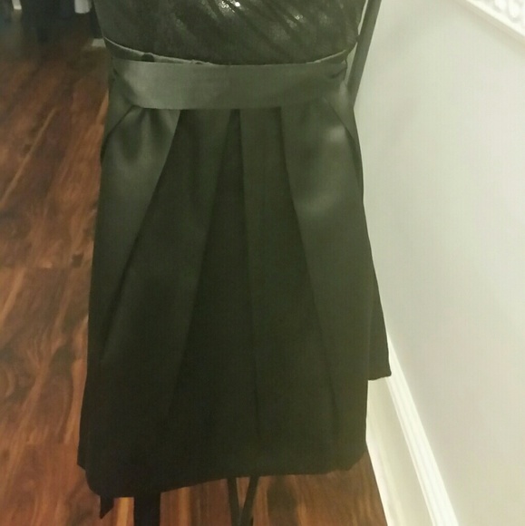 Black dress - Picture 3 of 3